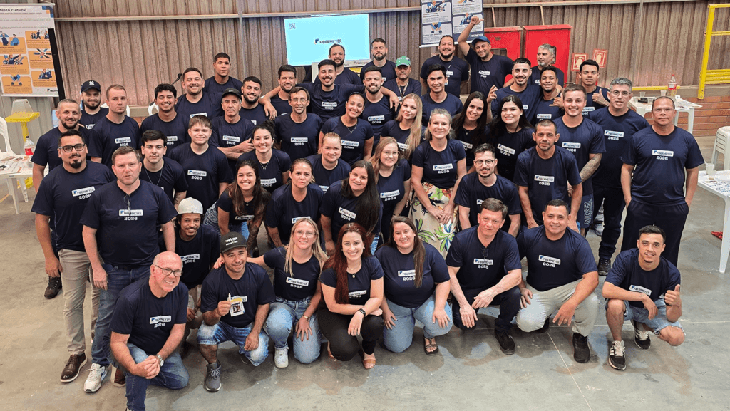 Equipe da Fibermeyer reunida durante o lançamento do Manifesto Cultural. A imagem transmite um clima de colaboração e união, representando o dia em que a empresa pausou suas operações para olhar para dentro, refletir sobre sua identidade e definir como caminharão juntos rumo ao futuro.