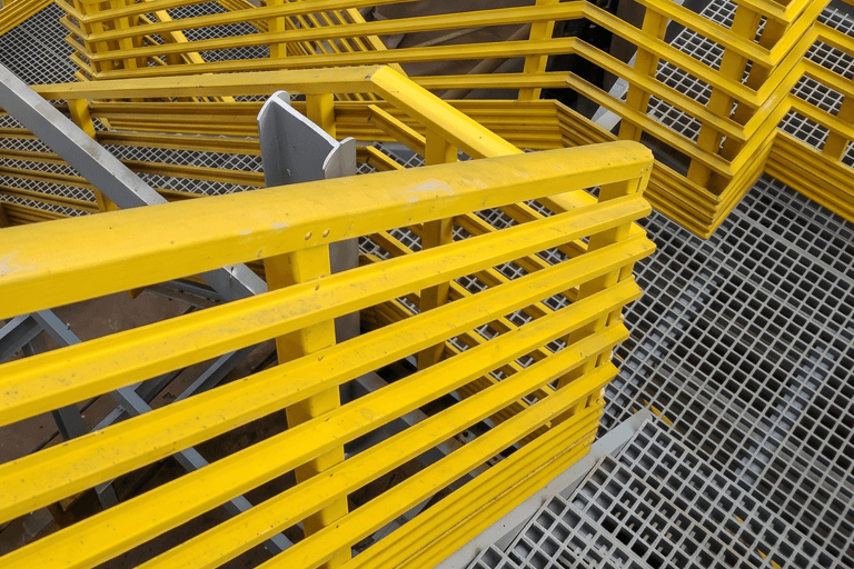 Escada e guarda-corpo em PRFV amarelo com grade de piso